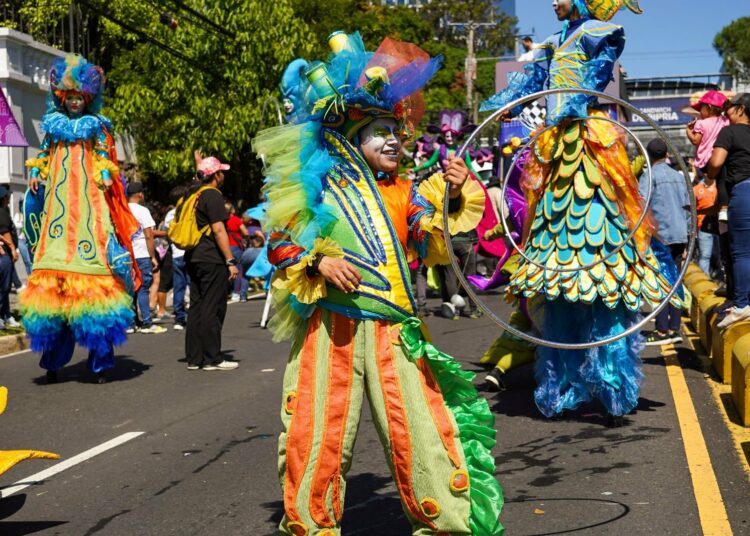 San Salvador celebra con alegría y tradición el inicio de sus fiestas patronales con el Desfile del Correo