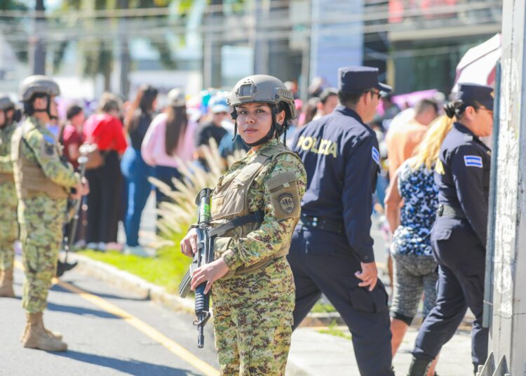Militares de la Fuerza Armada destacan en el Desfile del Correo y generan elogios en redes sociales