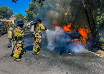 Bomberos controla incendio de vehículo en Lomas de San Francisco, San Salvador
