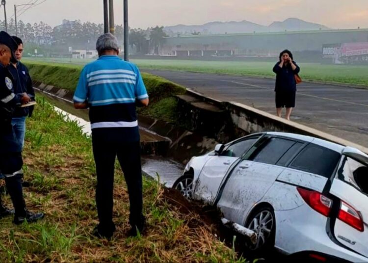 Conductor pierde el control al hacer un retorno y se sale de la vía
