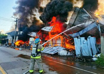 Incendio en negocio moviliza a bomberos en carretera Santa Ana-Metapán