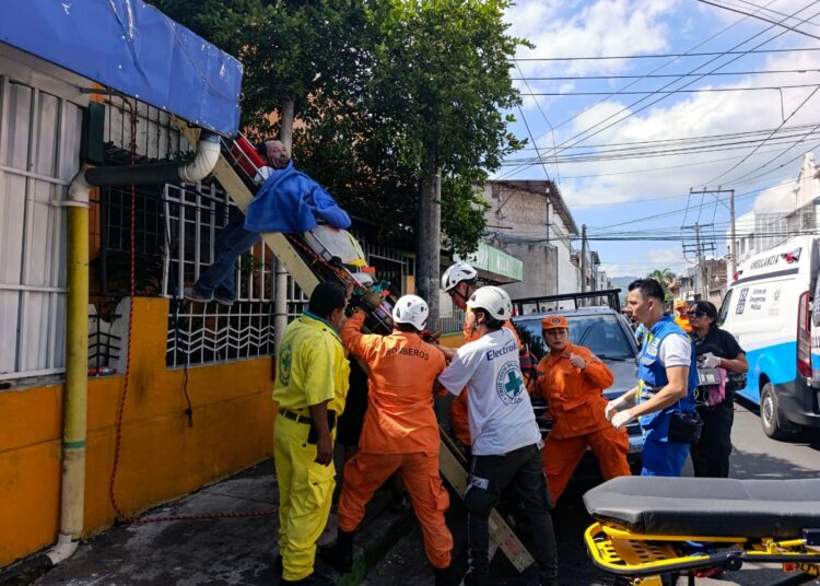Persona recibe atención médica tras descarga eléctrica en el centro de San Salvador