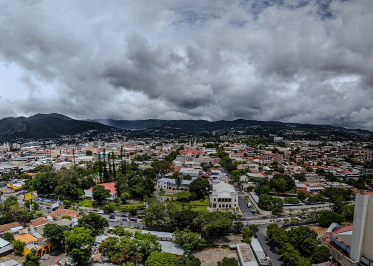 Alertan sobre lluvias intensas y vientos fuertes en todo el país
