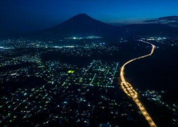 Gobierno entrega iluminación moderna en el Periférico Gerardo Barrios