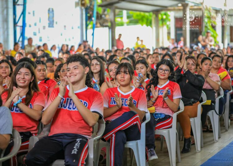El Salvador garantiza acceso a educación superior para todos los jóvenes de bachillerato
