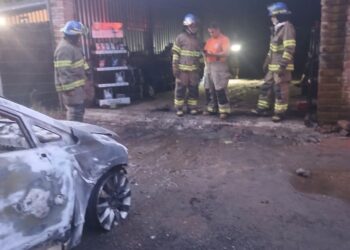 Fuerte incendio en taller mecánico de La Libertad