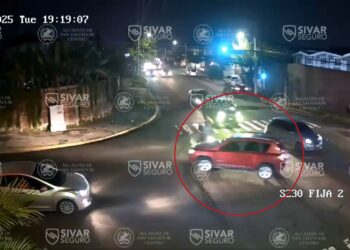 Motociclista colisiona con camioneta en avenida Bernal y cae al pavimento