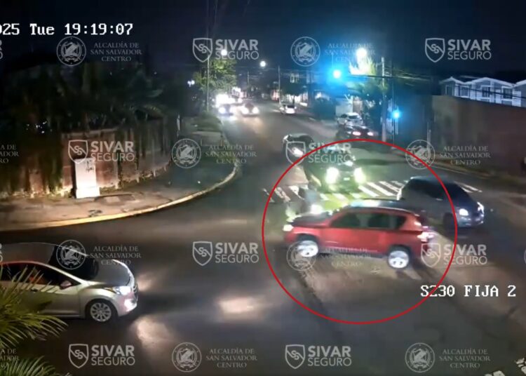 Motociclista colisiona con camioneta en avenida Bernal y cae al pavimento