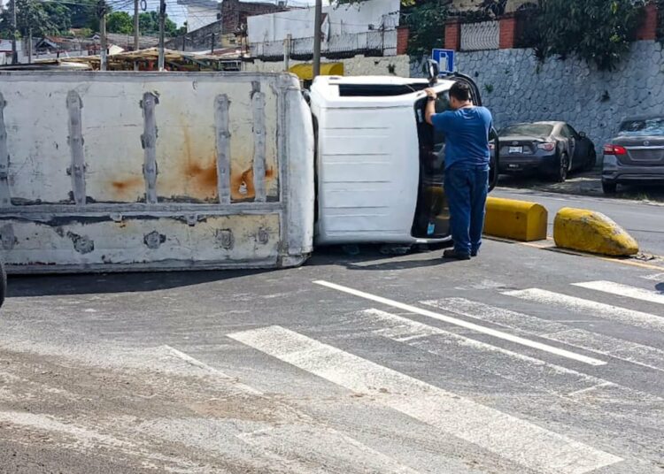Paso habilitado tras accidente de camión que dejó cuatro lesionados en avenida Las Amapolas