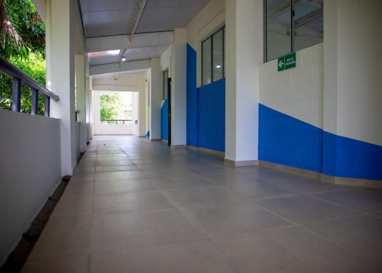 Más de 1,100 estudiantes de Sonzacate estrenan escuela renovada gracias al proyecto Dos Escuelas X Día