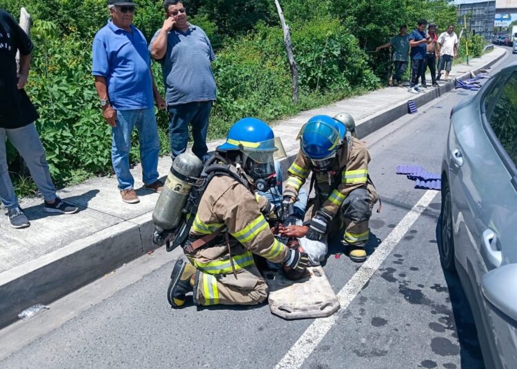 Accidente entre sedán y camión deja dos personas lesionadas