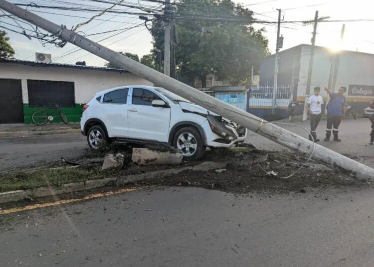 Choque contra poste eléctrico provoca tráfico en Quezaltepeque