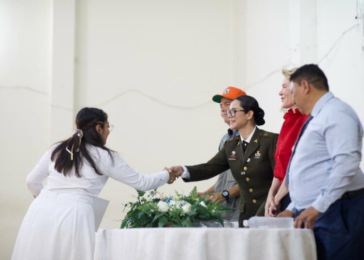 Ministra de Educación de El Salvador participa en graduación en el Instituto Nacional General Francisco Morazán (INFRAMOR), en San Salvador