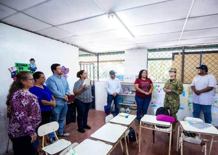 Inicia trabajo nueva ministra de Educación con visita a centro educativo en Soyapango