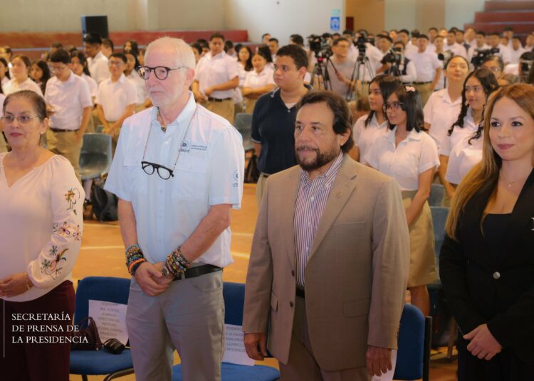 Vicepresidente Ulloa otorga becas para estudiar gratis cursos de tecnología en Platzi