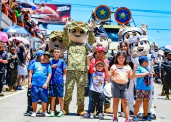 Militares comparten con la población durante el Desfile del Correo