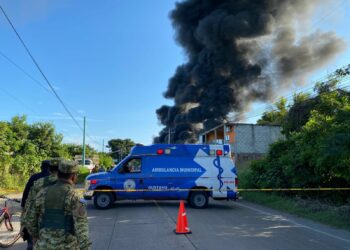 Santa Ana Centro controla incendio gracias a rápida acción de autoridades