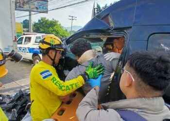 Motorista de microbús es rescatado tras accidente en Apopa