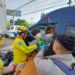 Motorista de microbús es rescatado tras accidente en Apopa