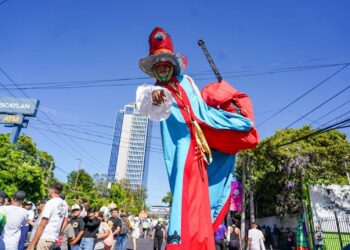 Arranca desfile del correo en San Salvador