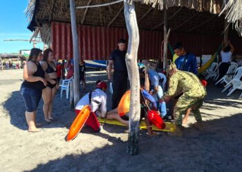 Siete personas caen de una lancha en playa El Cuco