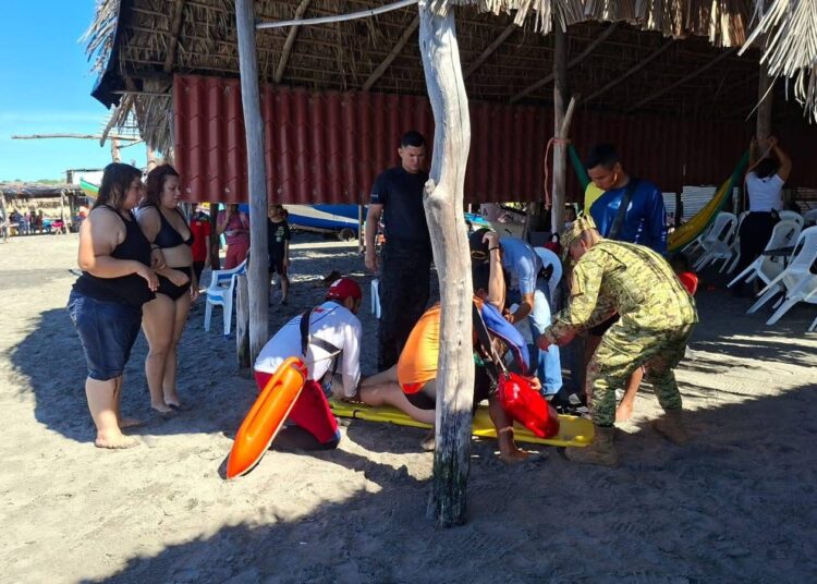 Siete personas caen de una lancha en playa El Cuco