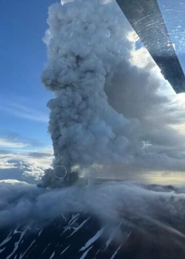 Entra en erupción volcán ruso Krashenínnikov tras 600 años de inactividad