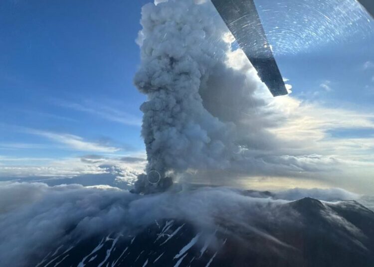 Entra en erupción volcán ruso Krashenínnikov tras 600 años de inactividad