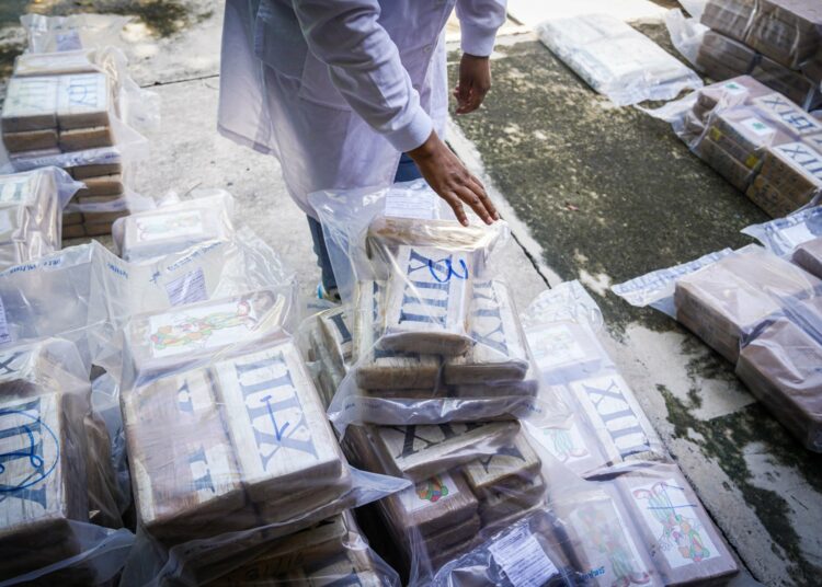 Verifican destrucción de droga incautada recientemente en altamar