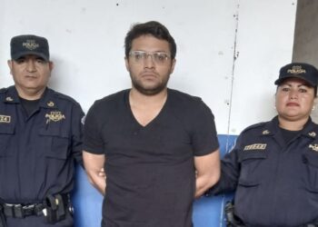 Capturan a sujeto que agarró a patadas un vehículo en centro comercial