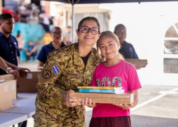 Ministra Karla Trigueros entrega tablets, computadoras y útiles escolares a estudiantes albergados en la Tutunichapa