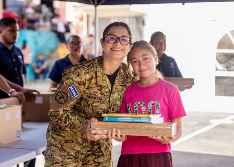 Ministra Karla Trigueros entrega tablets, computadoras y útiles escolares a estudiantes albergados en la Tutunichapa