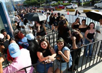 Miles de salvadoreños abarrotan el “Mágico” González para el concierto de Maluma