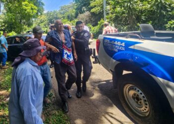 Distracción al volante genera fuerte accidente vial en Usulután