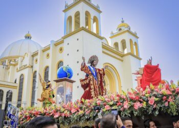 Inicia la tradicional procesión del Divino Salvador del Mundo en el Centro Histórico de San Salvador