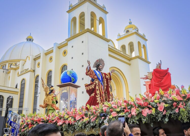 Inicia la tradicional procesión del Divino Salvador del Mundo en el Centro Histórico de San Salvador