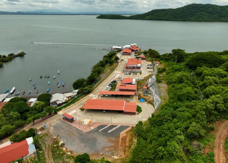 Gobierno entrega moderno muelle en la playa Punta Chiquirín para impulsar economía local
