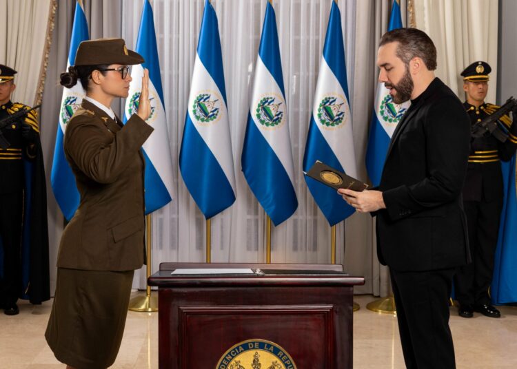 Presidente Nayib Bukele juramenta a Karla Trigueros como nueva ministra de educación