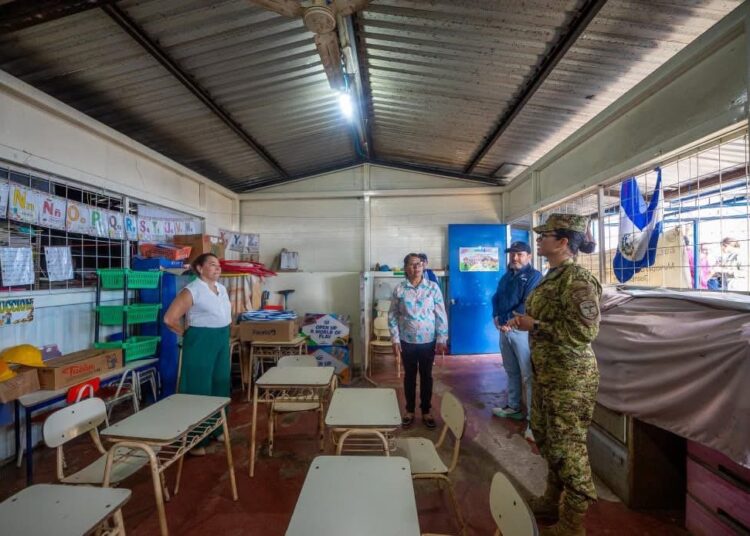 Ministra Trigueros verifica necesidades del Centro Escolar Colonia Monseñor Rodrigo Orlando Cabrera
