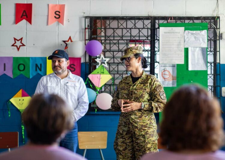 Ministra de Educación evalúa condiciones en instituciones educativas y albergue de Ilopango