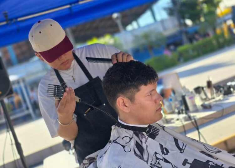 San Salvador Oeste realiza jornada de cortes de cabello gratuitos para estudiantes