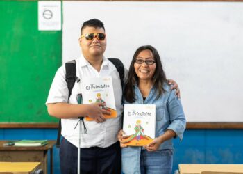 Estudiante con discapacidad visual recibe materiales en braille durante visita de ministra Karla Trigueros al Centro Escolar Juan Aberle