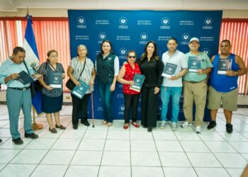 Ministra Sol entregó escrituras a familias que esperaron hasta 39 años por un documento legal