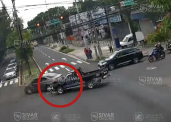 Cámara de videovigilancia capta choque provocado por conductor que irrespetó semáforo
