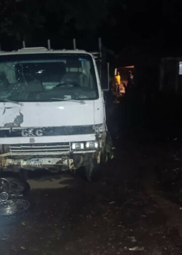 Motociclista muere y acompañante queda gravemente herido tras choque con camión
