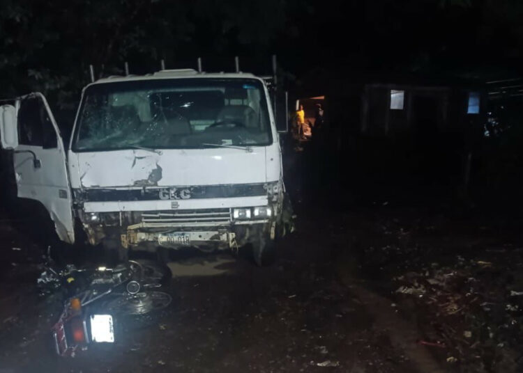 Motociclista muere y acompañante queda gravemente herido tras choque con camión