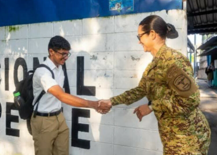 Escuelas públicas aplicarán sanciones por falta de cortesía a partir de septiembre