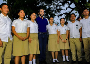 Nayib Bukele responde a críticas y respalda nuevo reglamento de cortesía en escuelas públicas