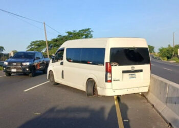 Hombre ebrio detenido tras chocar microbús en carretera Litoral