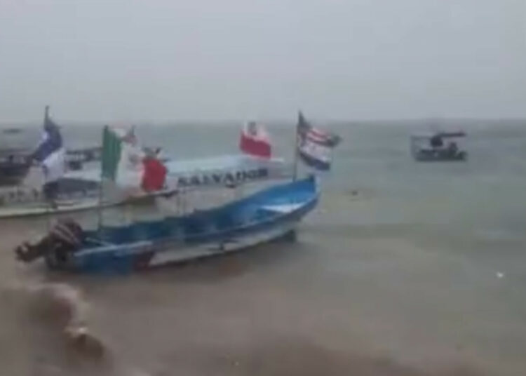 Reportan fuerte oleaje en Lago de Ilopango por lluvias